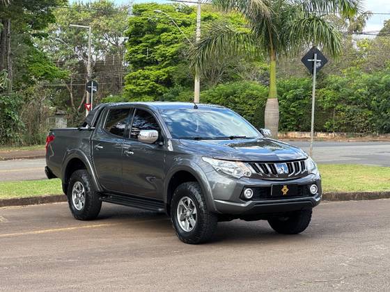 MITSUBISHI L200 TRITON 2.4 16V TURBO DIESEL SPORT HPE CD 4P 4X4 AUTOMÁTICO MITSUBISHI L200 TRITON 2.4 16V TURBO DIESEL SPORT HPE CD 4P 4X4 AUTOMÁTICO